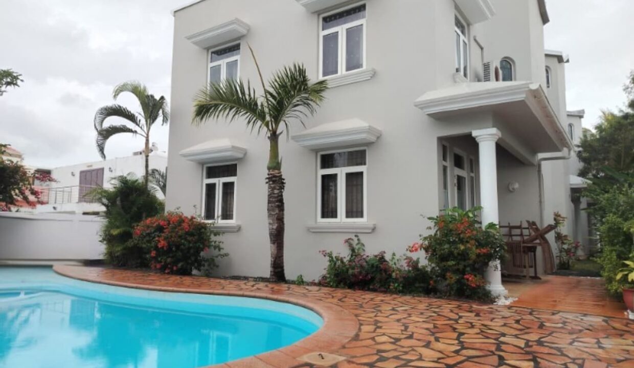3-bedroom house to rent in Pereybere, gated residence with shared pool