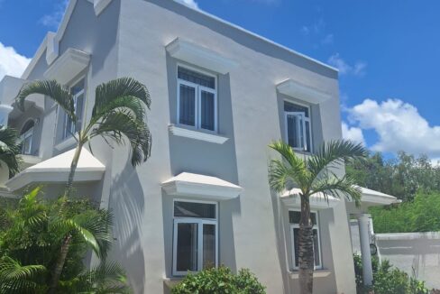 3-bedroom house to rent in Pereybere, gated residence with shared pool