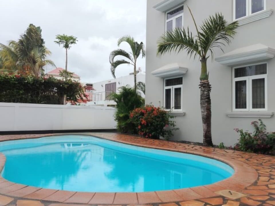 3-bedroom house to rent in Pereybere, gated residence with shared pool